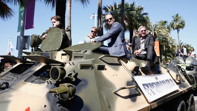 Cannes'ta tanklar başka sebepten yürüyor.