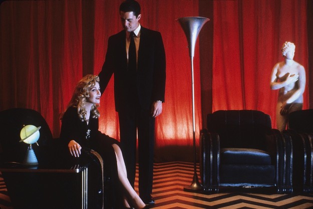 Twin Peaks - Fire Walk With Me (1992) | Pers: Sheryl Lee, Kyle Maclachlan, David Lynch, Kyle Maclachlan | Dir: David Lynch | Ref: TWI023AA | Photo Credit: [ The Kobal Collection / Lynch-Frost/Ciby 2000 ] | Editorial use only related to cinema, television and personalities. Not for cover use, advertising or fictional works without specific prior agreement