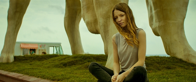 Emily-Browning-Essie-MacGowan-107-dcb8944a-6f72-498c-8ee7-20a1ad1aa8fd