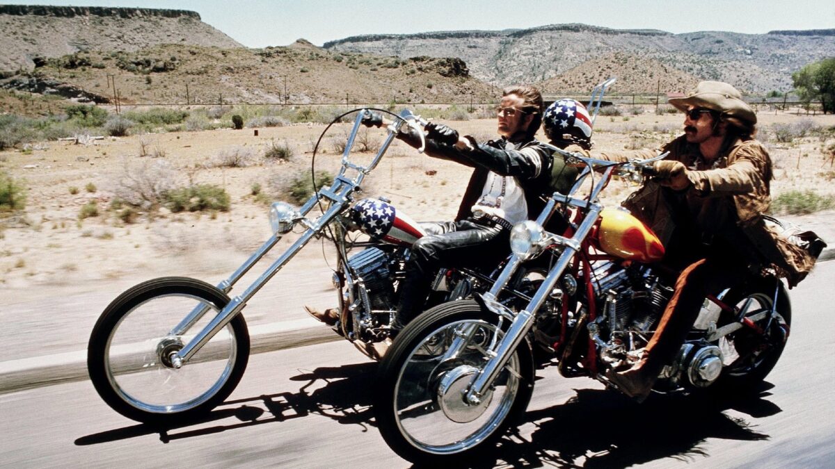 Easy Rider filminde motosikletli iki sürücü çölde