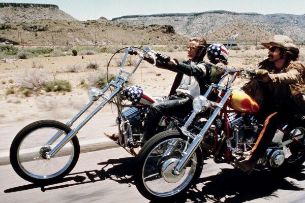 Easy Rider filminde motosikletli iki sürücü çölde