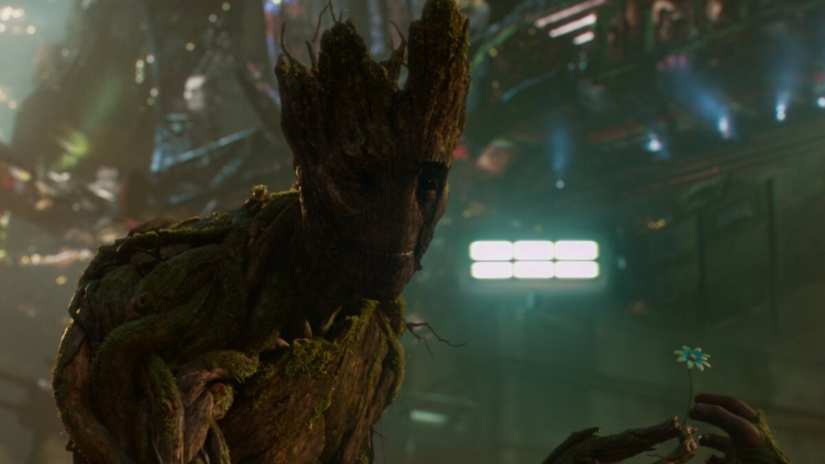 Guardians of the Galaxy'de Groot bir çiçek uzatıyor