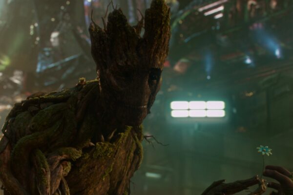 Guardians of the Galaxy'de Groot bir çiçek uzatıyor
