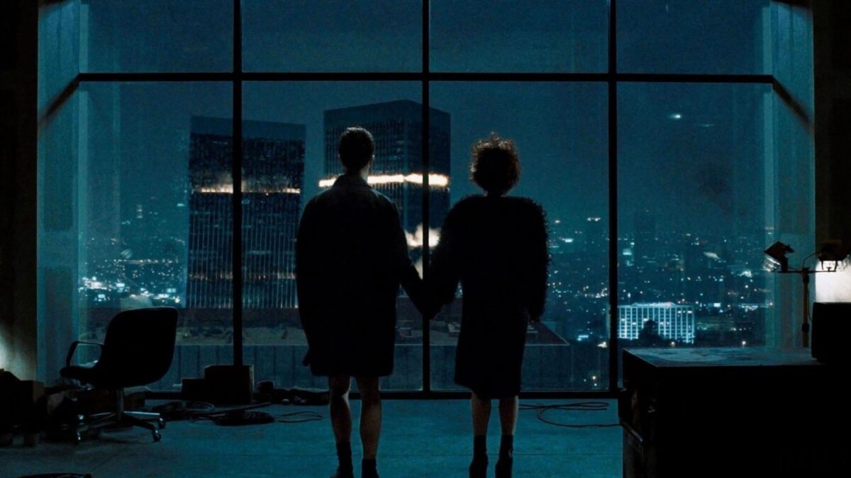 Fight Club'ın kapanış sahnesinde pencerenin önündeki iki kişi