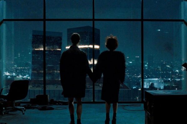 Fight Club'ın kapanış sahnesinde pencerenin önündeki iki kişi