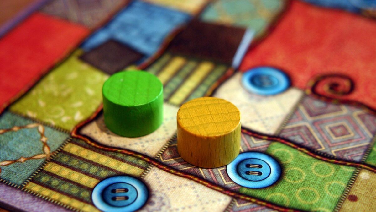 Patchwork masa oyununun oyun tahtası ve düğme jetonları