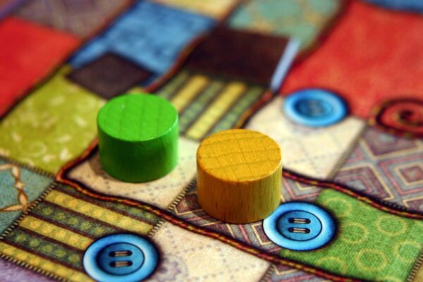 Patchwork masa oyununun oyun tahtası ve düğme jetonları