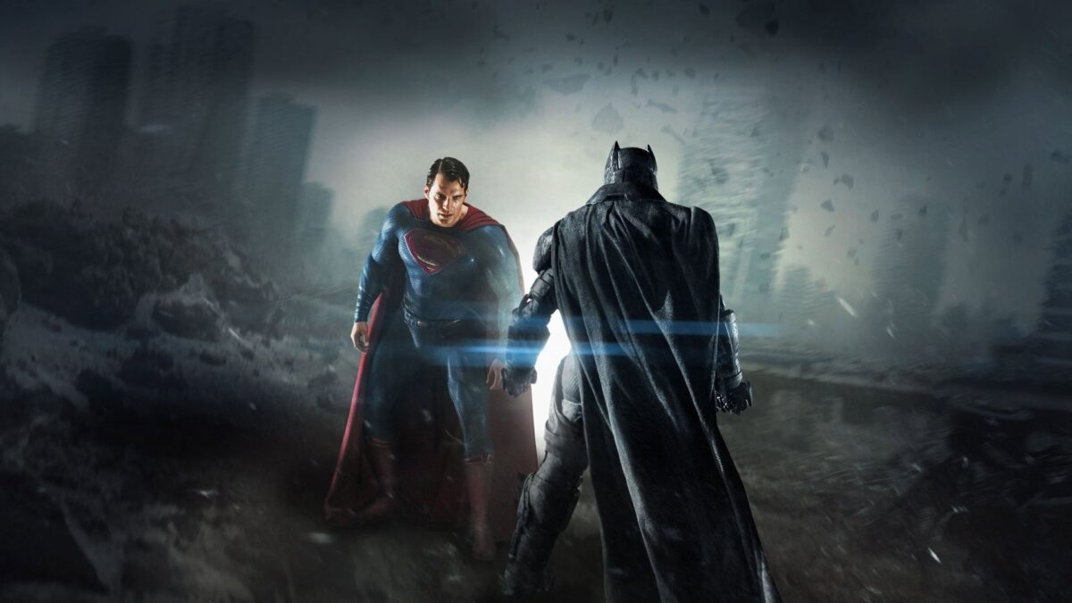 Superman ile Batman yıkılmış bir şehirde yan yana