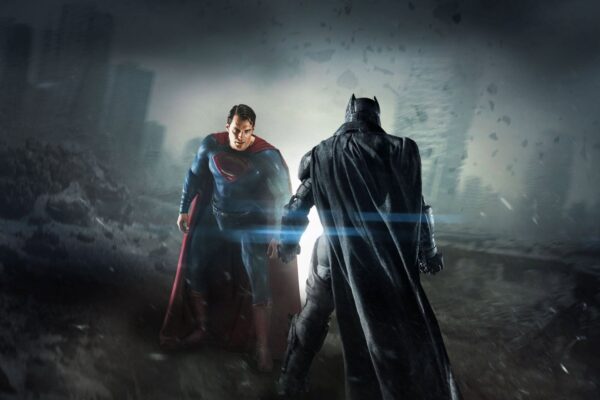 Superman ile Batman yıkılmış bir şehirde yan yana