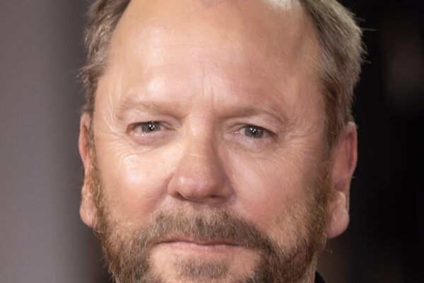 Kiefer Sutherland-3585 (cropped)
