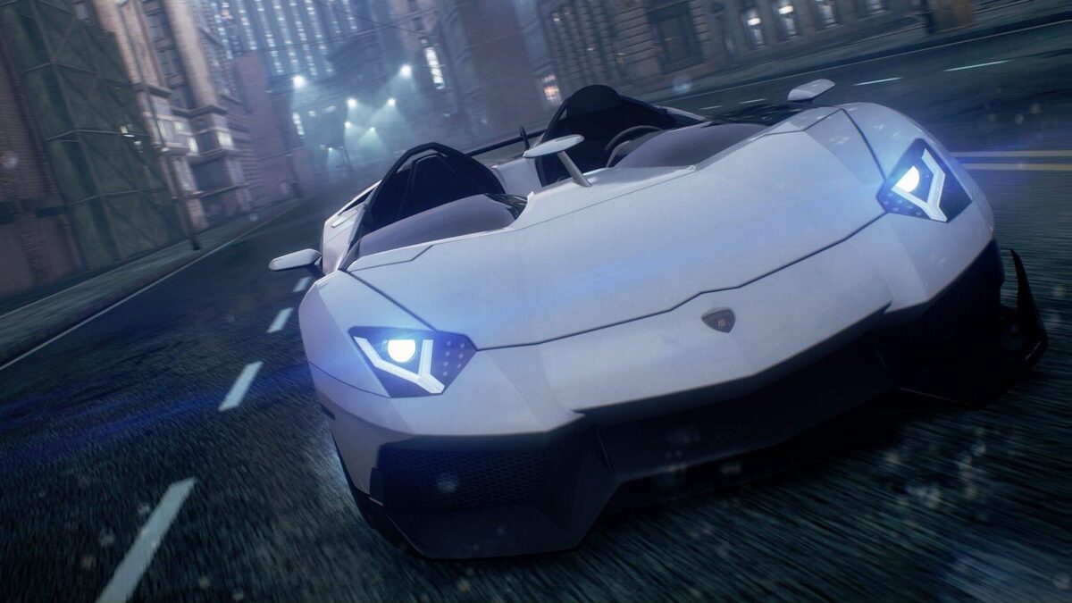 Need for Speed: Most Wanted'ta yağmurlu şehirde beyaz bir spor araba