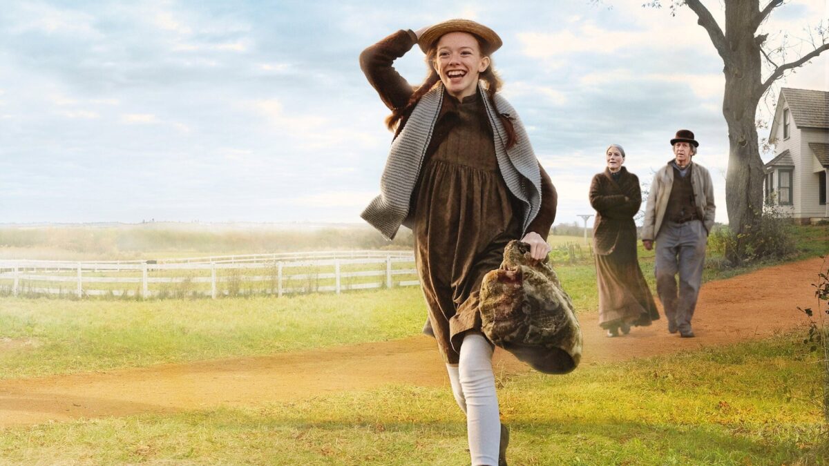 Anne with an E dizisinde Anne çiftlik yolunda koşuyor