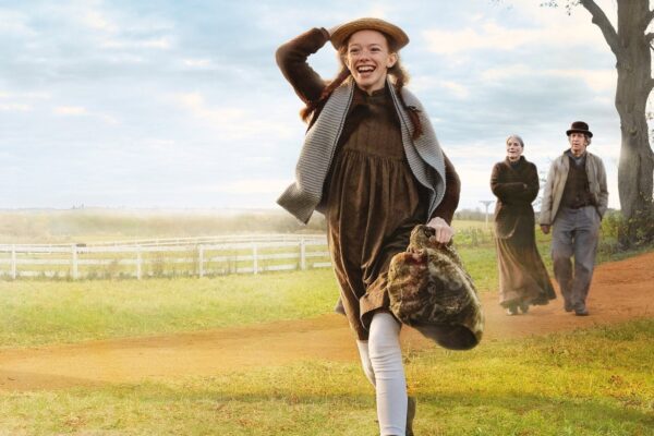Anne with an E dizisinde Anne çiftlik yolunda koşuyor