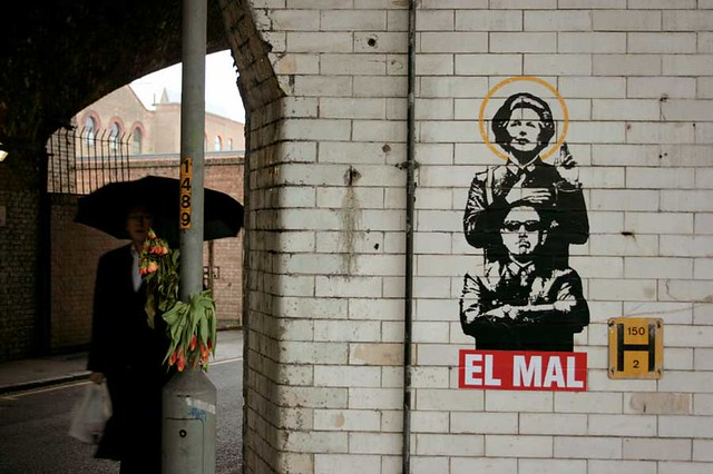 Hem mutsuz bir Pinochet, hem de bir Demir Leydi; işte hızlıca bırakılıp gidilmiş bir parça sanat, altta da 'Şeytan' yazıyor