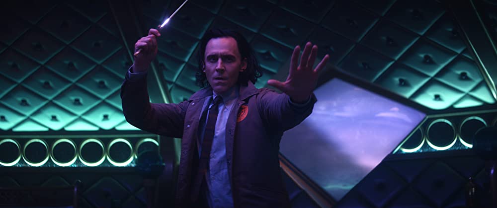 Loki, uçan bir hamam böceği ile karşılaşır.