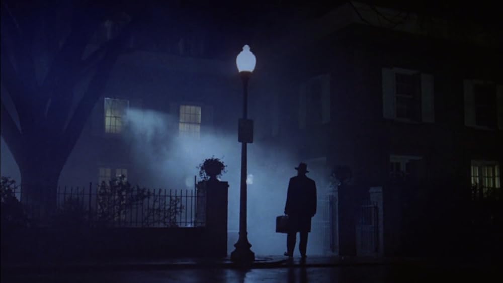 The Exorcist filminin ünlü kapak görseli, MacNeil ailesinin evi ve onun önündeki peder.