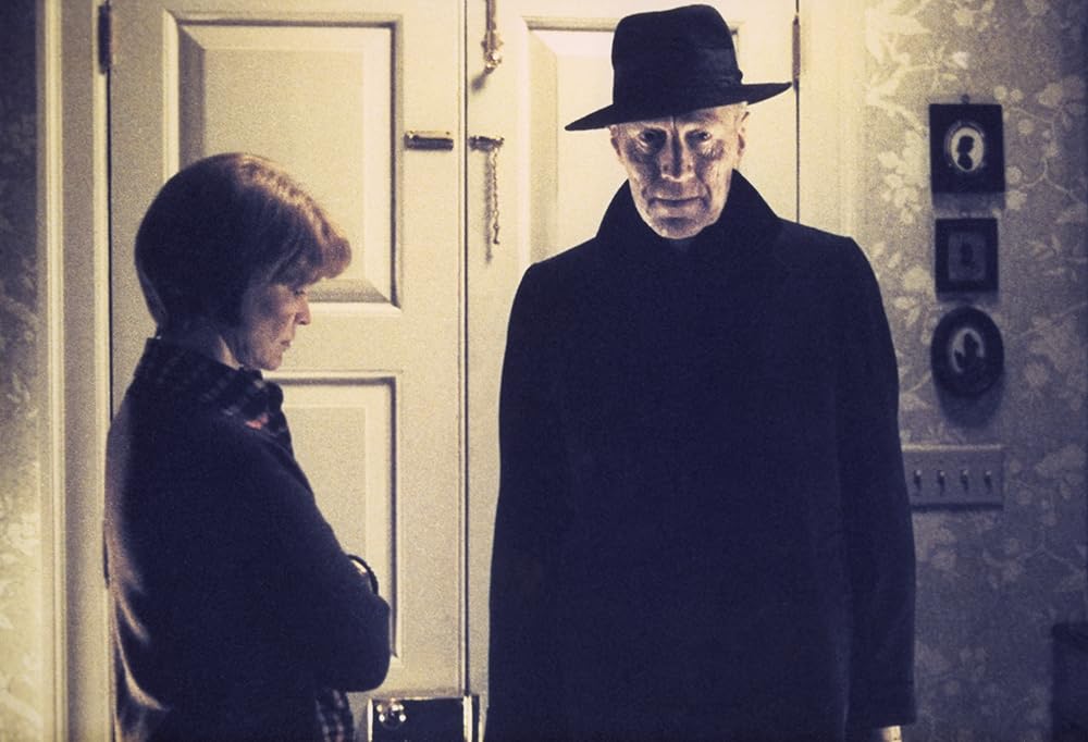 The Exorcist filminden Chris MacNeil ve Peder Merrin karakterlerinin olduğu bir kare.