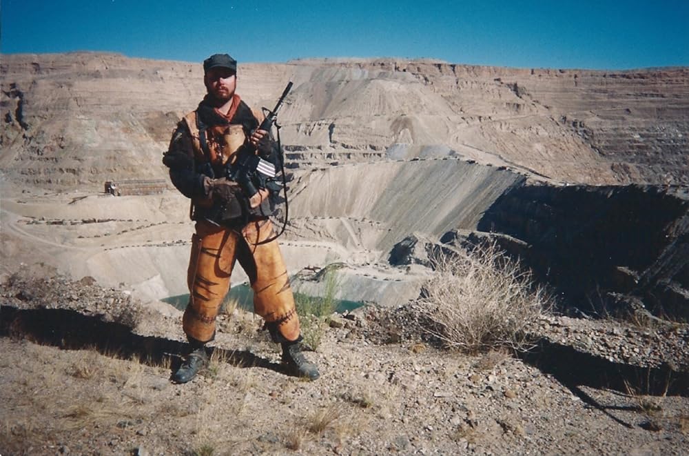 Bilim kurgu kitabından uyarlama 1997 Kevin Costner yapımlı  Postacı filminden sağ kalımcı militanların olduğu biir görsel.