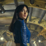 Amazon ve Kilter Films yapımı, Bethesda imzalı Fallout dizisinden Ella Purnell tarafından canlandırılan Lucy Mclean karakterinin olduğu bir görsel.