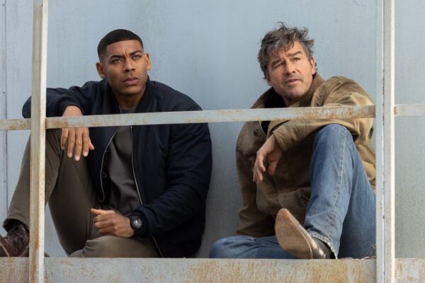 Lanterns dizisinde John Stewart rolünde Aaron Pierre ve Hal Jordan rolünde Kyle Chandler