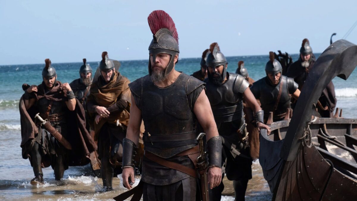 The Odyssey filminde Odysseus rolünde Matt Damon ve tayfası sahilde