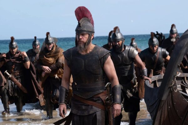 The Odyssey filminde Odysseus rolünde Matt Damon ve tayfası sahilde